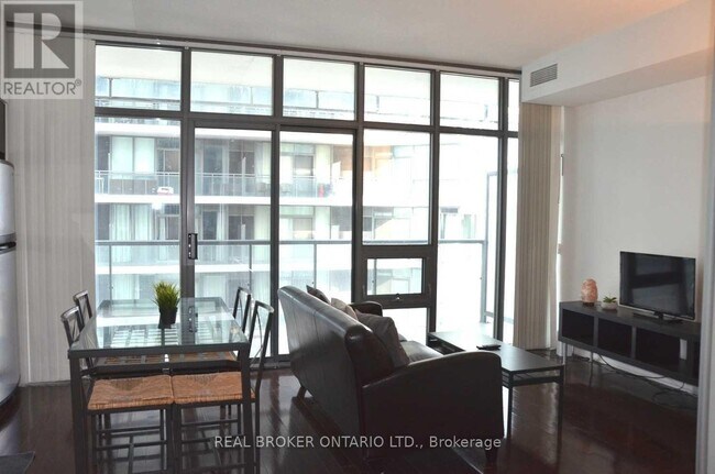 Photo du bâtiment - 33 Charles St E