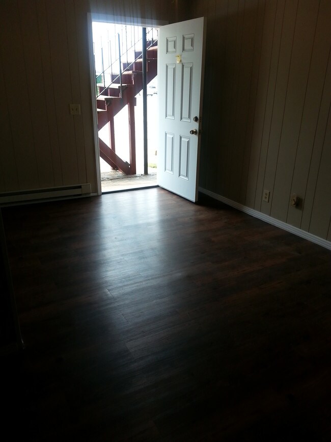 Vista de la sala de estar - Elizabeth Carper Real Estate Apartments