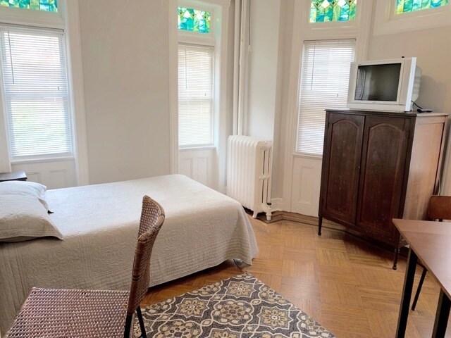$1500 Estudio amueblado contrato de arrendamiento de mes a mes, que incluye Util+Cable+WI-FI Jersey City Journal Square zona - 19 Britton St
