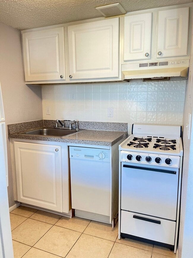 Foto del edificio - RENT BY MARCH 31st and RECEIVE 2 WEEKS OFF...