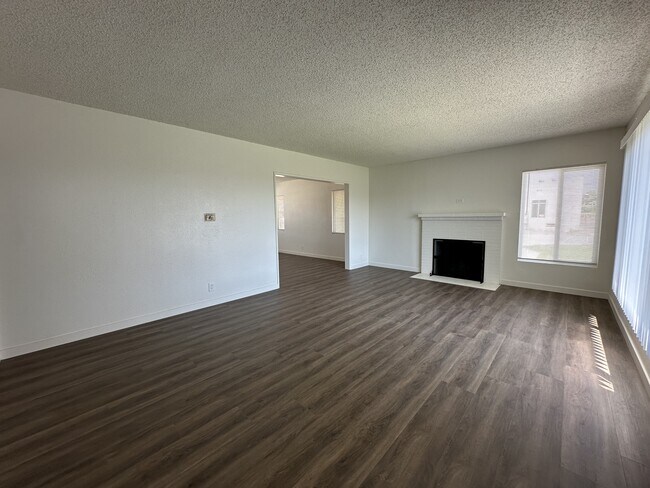 Foto del edificio - 8146 Chino Ave