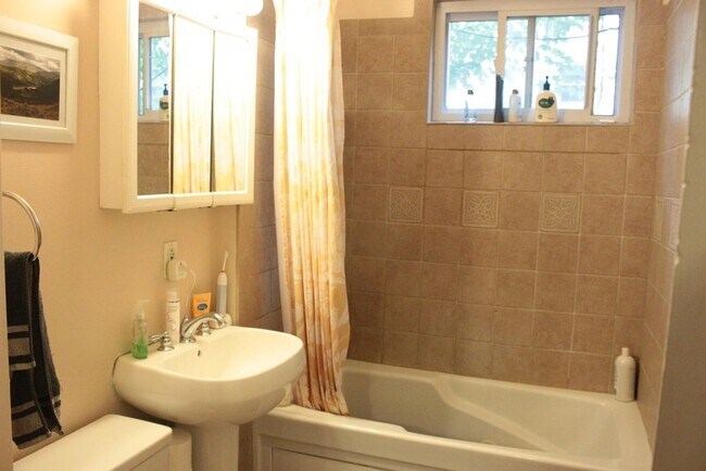 Building Photo - 15 Oakdale St