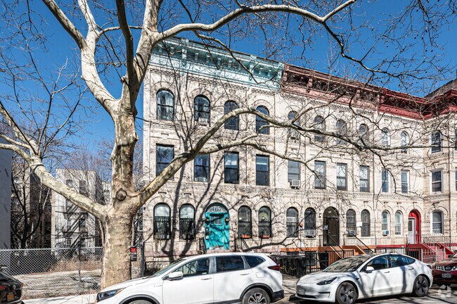 Building Photo - 467 Hancock St