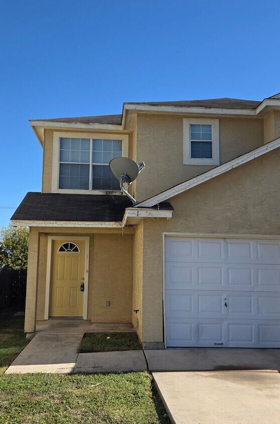 COMING SOON! 3 Bedroom Townhome Converse, TX - COMING SOON! 3 Bedroom Townhome Converse, TX