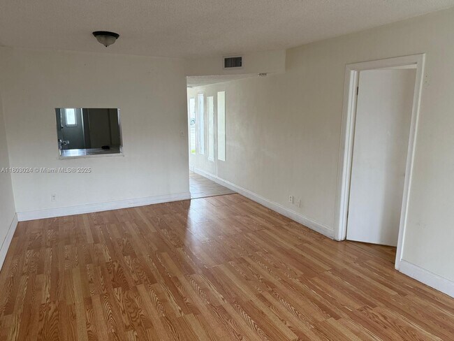 Foto del edificio - 7960 Colony Cir N