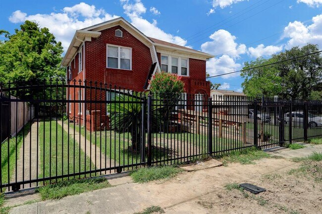 Building Photo - 3004 Isabella St
