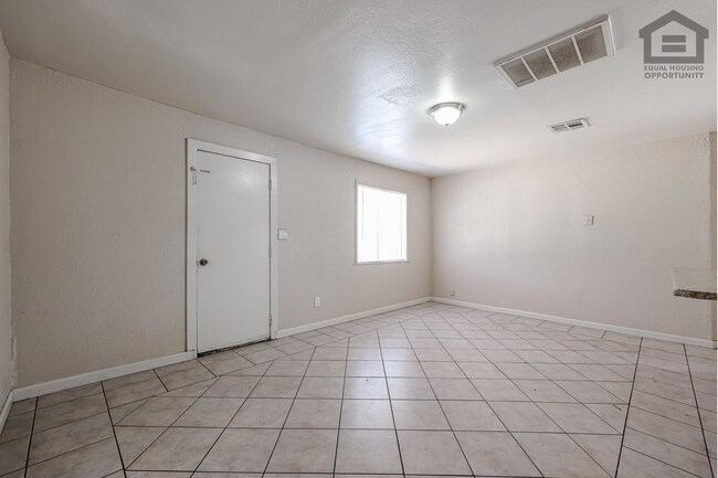 Building Photo - 903