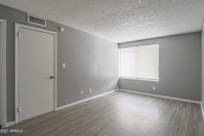 Building Photo - 2413 W Hazelwood St