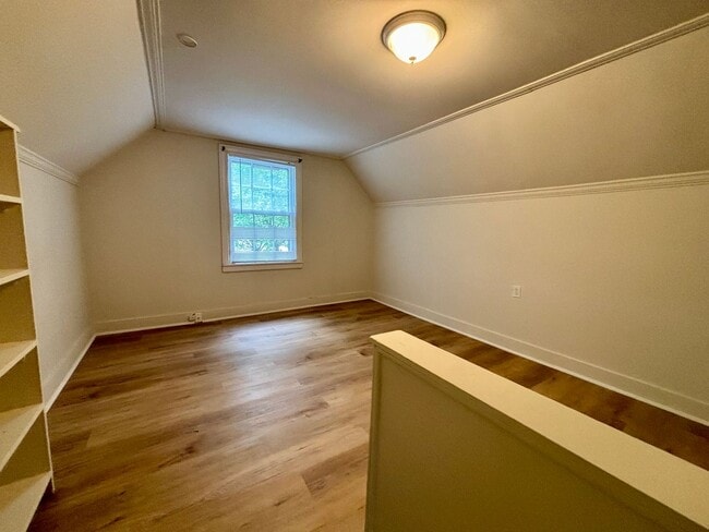 Building Photo - Beautiful 3 Bedroom 1 Bathroom Morton Meadows Cottage