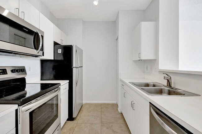 Building Photo - 720 S Sapodilla Ave