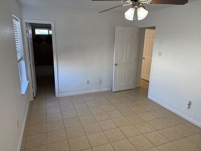 Foto del edificio - 3 Bedroom 2 Bath Duplex  2 weeks free move...
