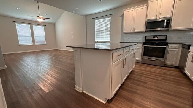 Foto del edificio - 804 Goldilocks Ln