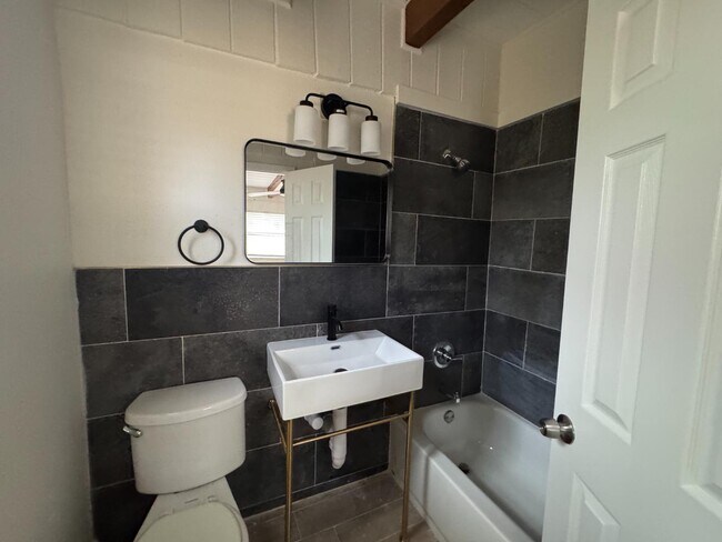 Building Photo - 1214 E 138th Ave