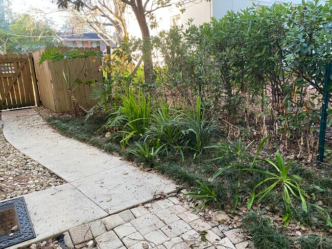 Entrada - 512 Williams St