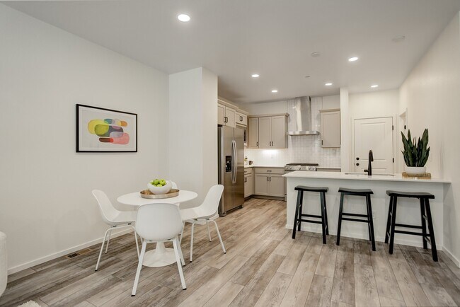 Comedor y cocina - 2720 Barnstormer St