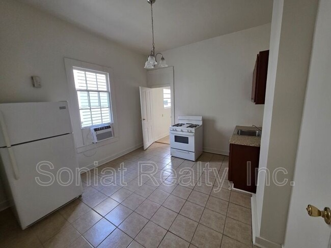 Building Photo - 516 S Genois St