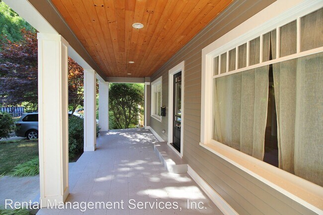 Foto del edificio - 5 br, 3.5 bath House - 2443 NE 10th Ave