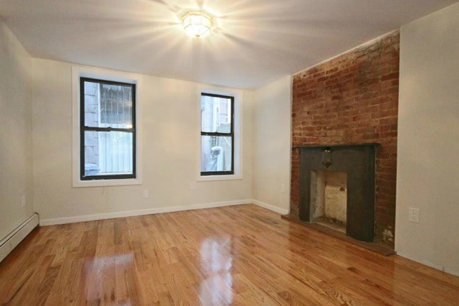 Building Photo - 557 Lorimer St