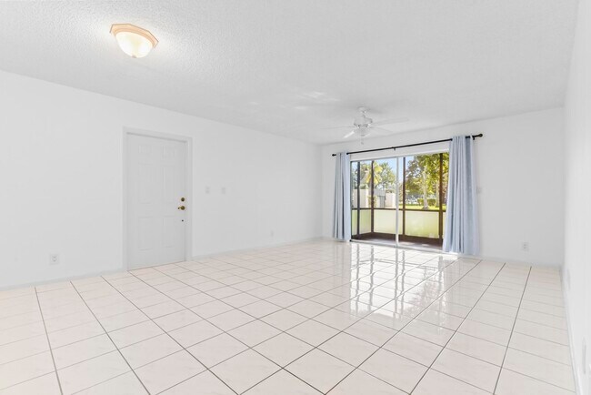 Building Photo - 345 W Laurel Dr