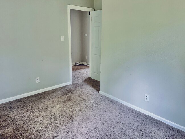 Foto del edificio - 3 Bed and BIG Yard!