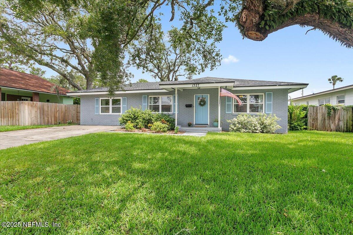 Foto principal - 1327 1st St N