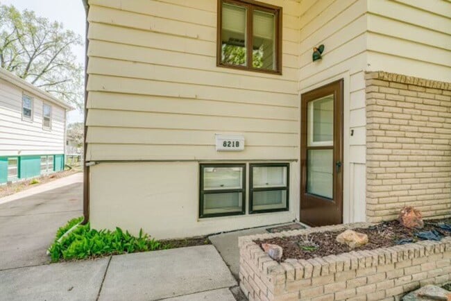 Building Photo - 821 N. 15th St.; Bismarck, ND 58501