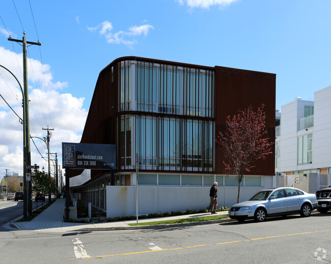 Photo du bâtiment - 6th + Steele
