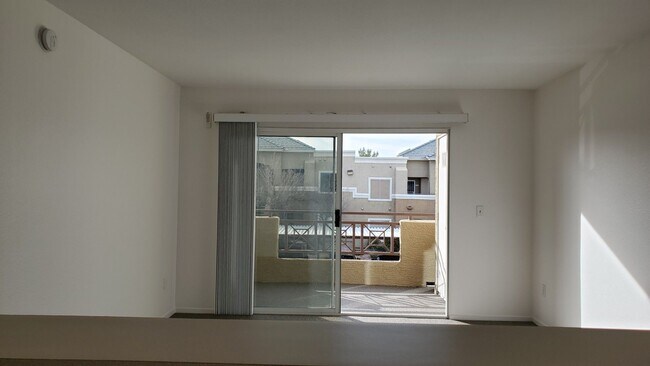 Foto del edificio - 8070 W Russell Rd
