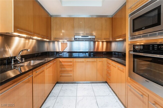 Building Photo - 2700 S Las Vegas Blvd