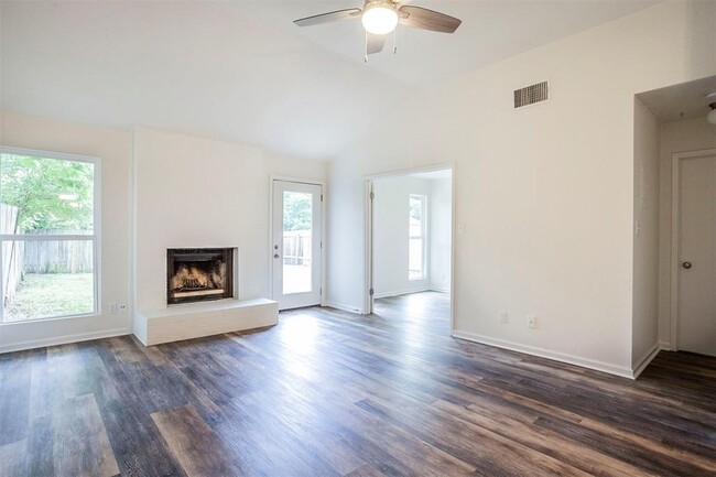 Foto del edificio - 8715 Pineridge Dr