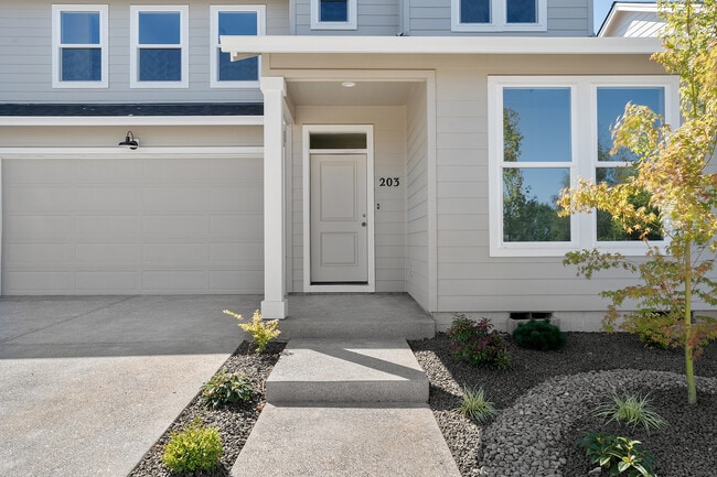 Building Photo - 203 SE Acacia Dr