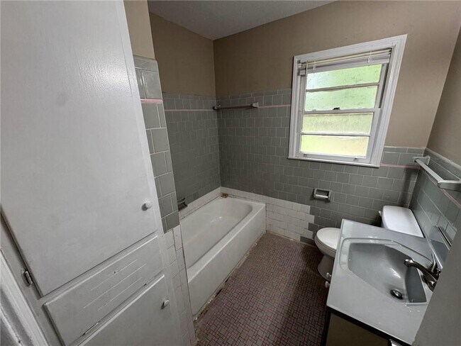 Foto del edificio - 5855 Woodvale Dr