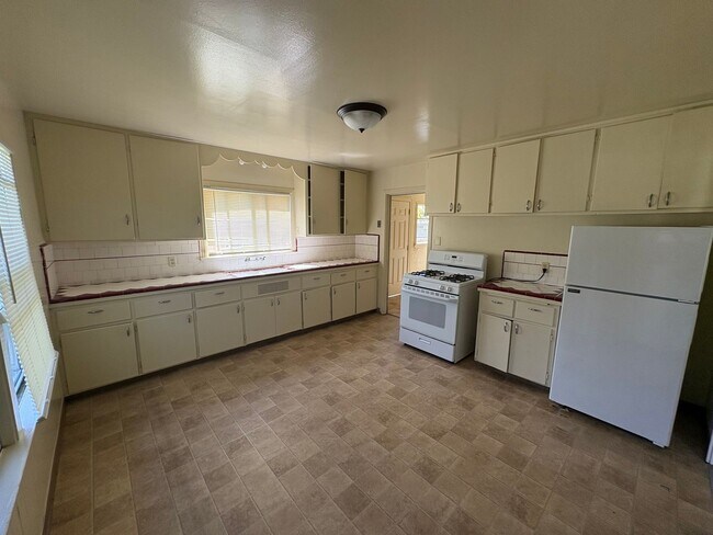 Building Photo - 4 Bed 1 Bath Home