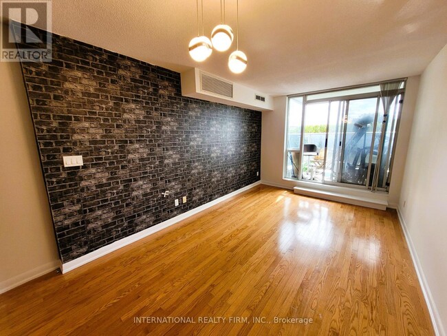 Photo du bâtiment - 5793-5793 Yonge St