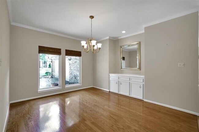 Foto del edificio - 3303 Pine Chase Dr