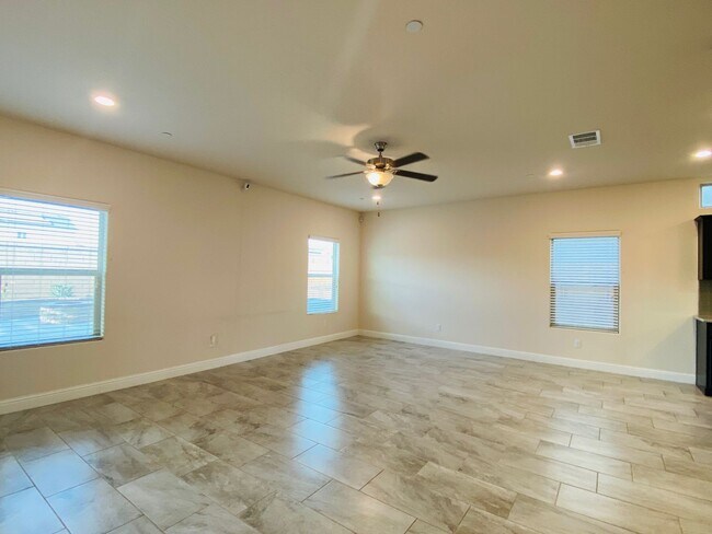 Foto del edificio - $3,250 Spacious 5 Bedroom/ 4 Bathroom Home...