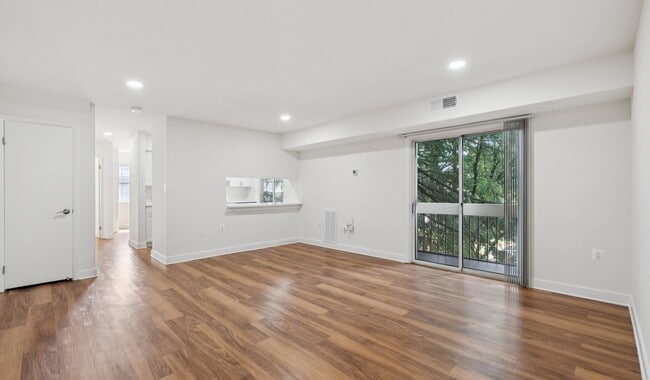 Spacious townhome floorplans - Foxchase Apartments