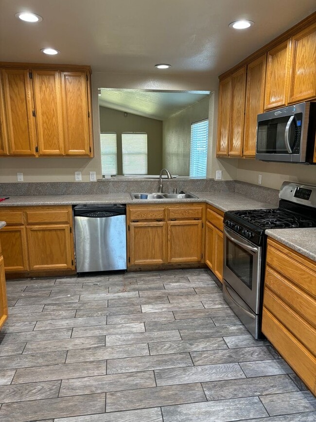 Building Photo - 1748 River Run Dr