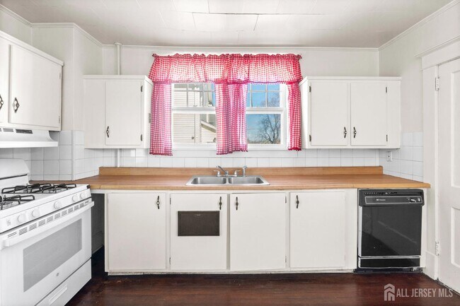 Foto del edificio - 196 Strawberry Hill Ave