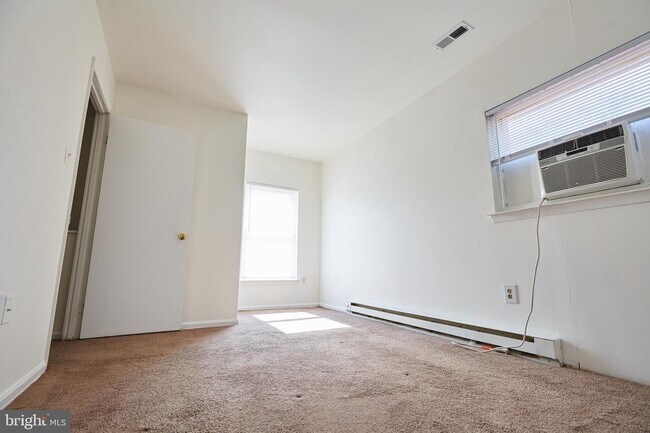 Building Photo - 3060 Heathcote Rd