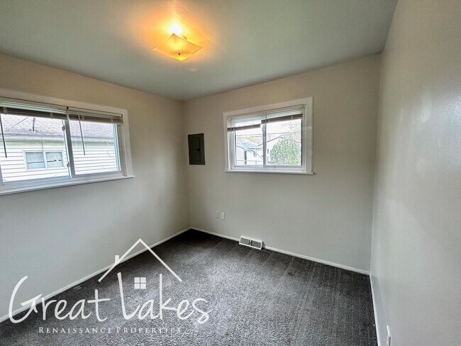 Building Photo - Stunning 3 bedroom / 1.5 bathroom house no...