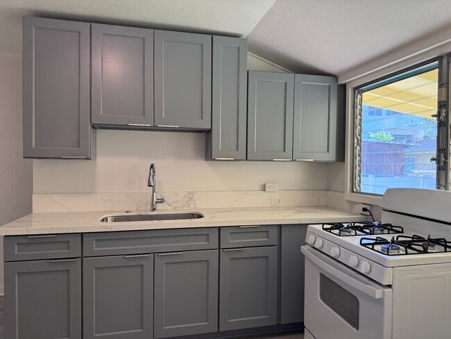 2 Bed/1 Bath/ 1 Parking w/ Split A/C unit - 2 Bed/1 Bath/ 1 Parking w/ Split A/C unit House