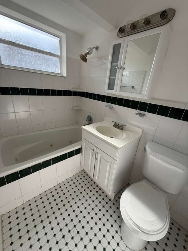 Foto del edificio - 6409 Rodman St