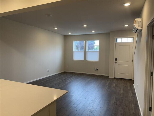 Foto del edificio - Goregous 2 Bedroom Townhome with 2 Car Gar...