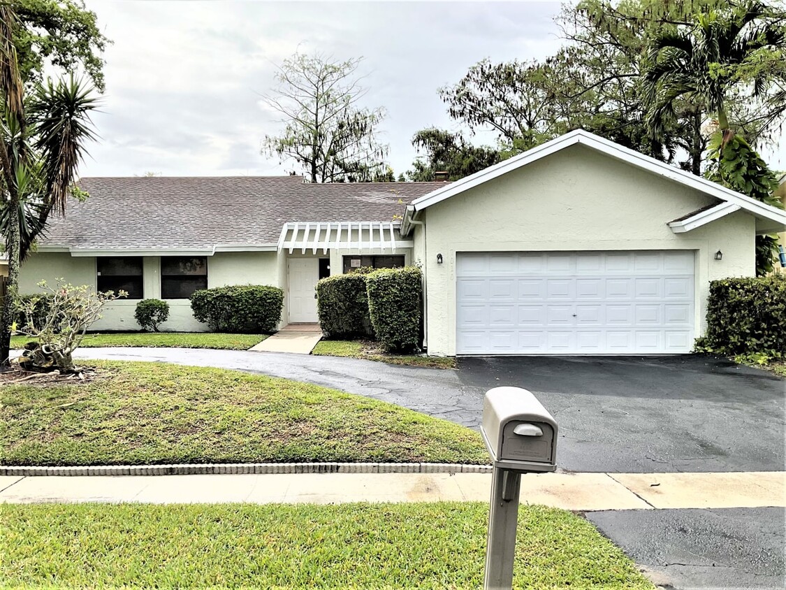 Foto principal - 7010 NW 49th Pl