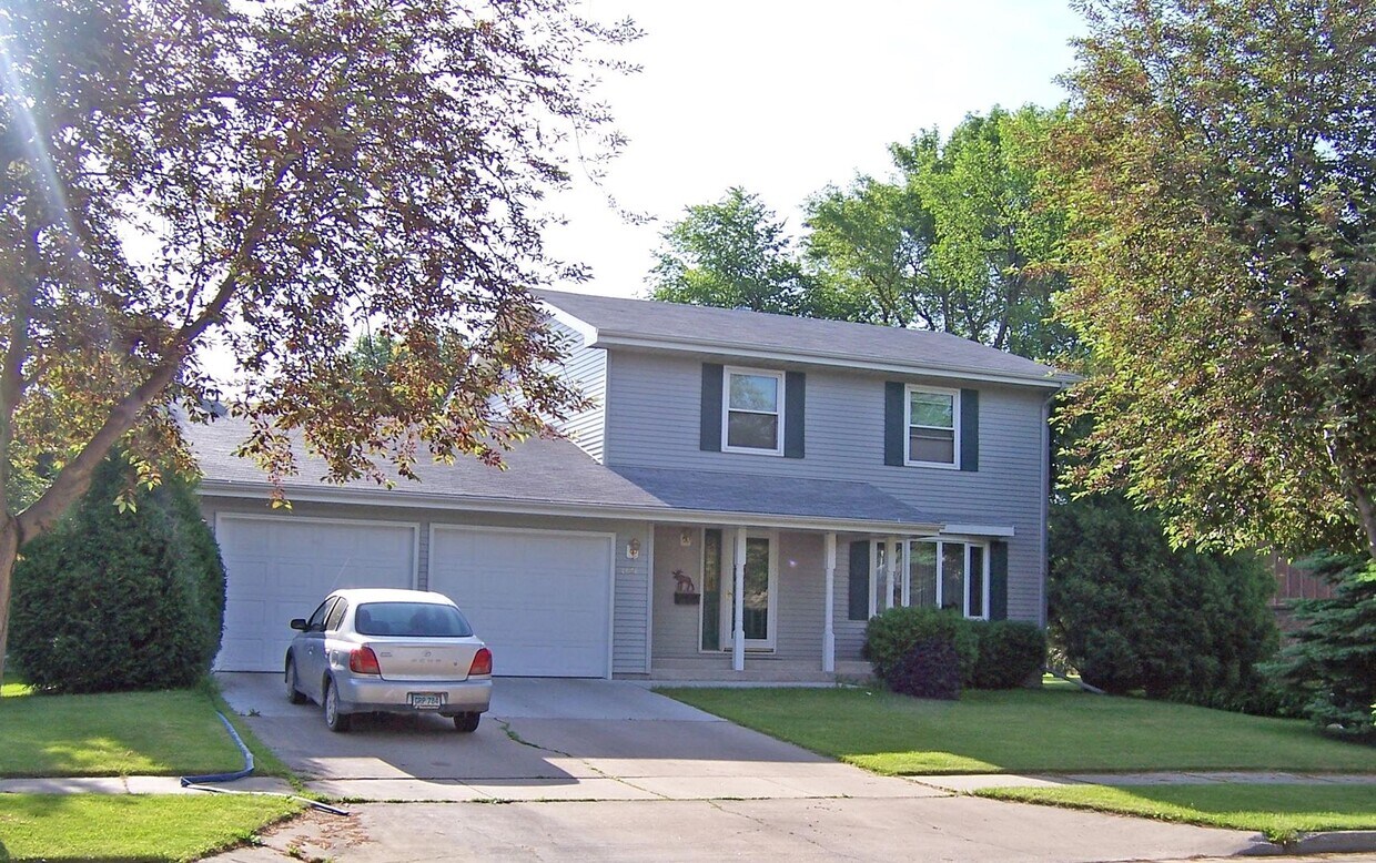 Primary Photo - Gorgeous, pet friendly 4 bed 2 1/2 bath house