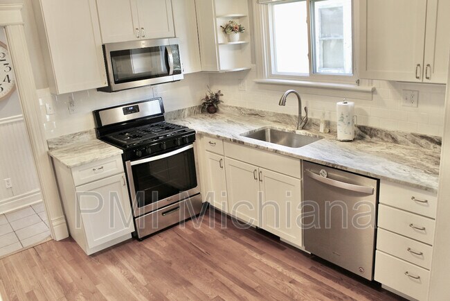 Building Photo - 910 E Sorin St