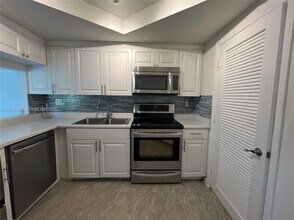 Building Photo - 721 SE 1st Way