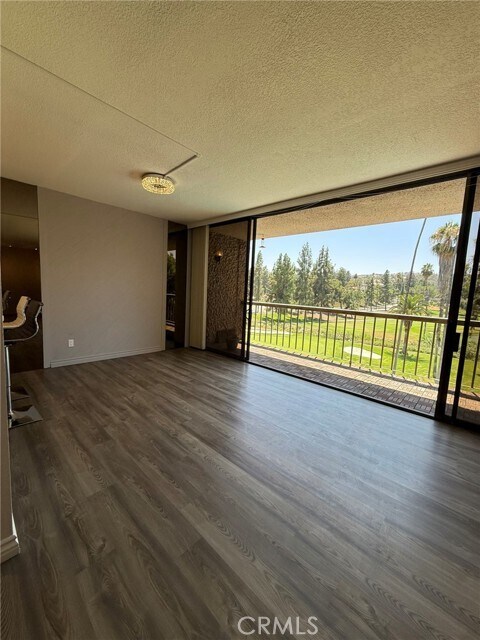 Foto del edificio - 5555 Canyon Crest Dr
