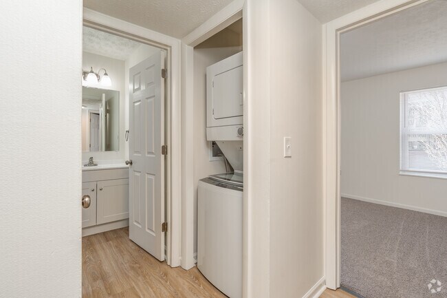 2 habitaciones, 1 baño - 845 pies cuadrados - Lavandería - Lodge at River Village